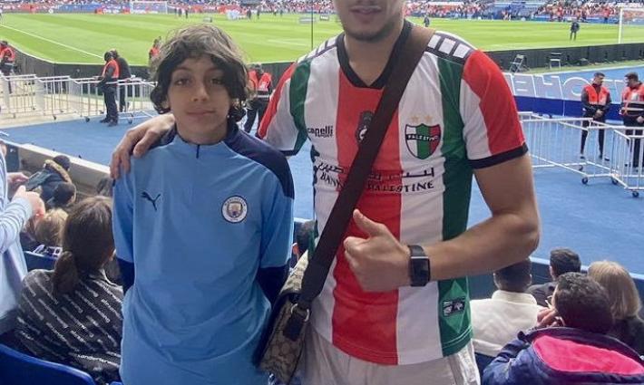 نادي باريس  يطرد مشجعًا  كان يتردى قميصًا يدعم فلسطين 🤬