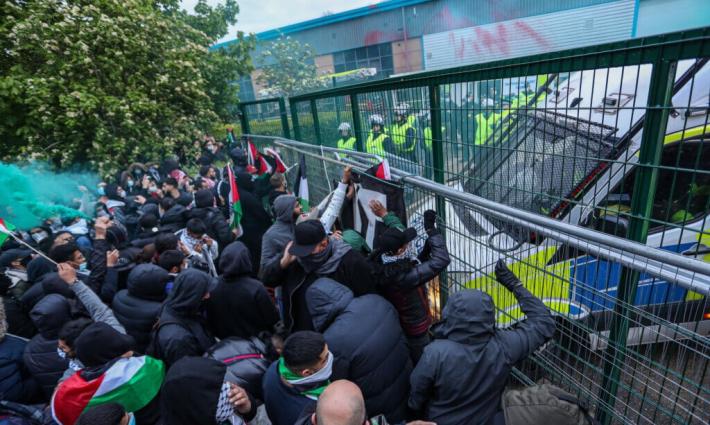 الشرطة البريطانية تواصل استنفارها الأمني في محيط مصنع ليستر.. وأمن ملعب حديقة الأمراء يطرد مشجعًا يرتدي قميص نادي “باليستنو” الذي يحمل ألوان علم فلسطين.