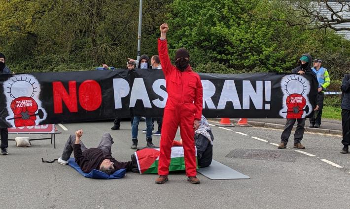 تواصل حصار مصنع "إلبيت" في ليستر وسط قمع أمني