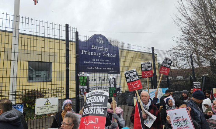 صورة تظاهرة تضامنية أمام مدرسة في بريطانيا