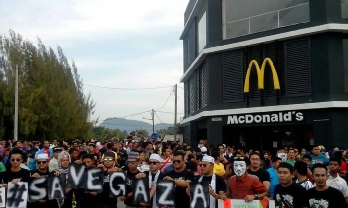 صورة لإحدى المظاهرات من  أمام أحد فروع ماكدونالدز.