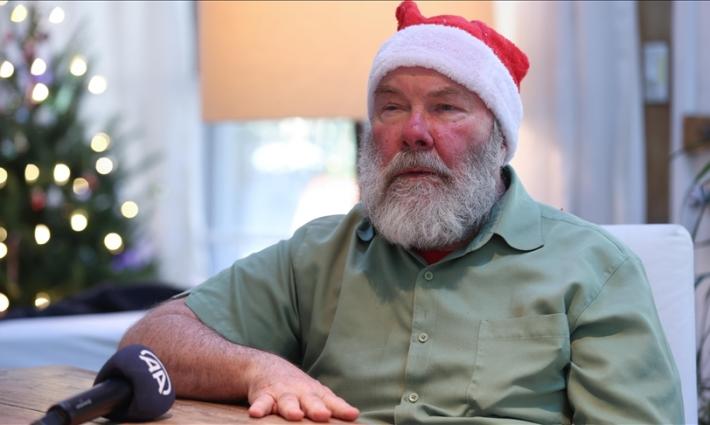 المسن الأمريكي، كين دورف (70 عامًا) الذي يجسد شخصية “بابا نويل”