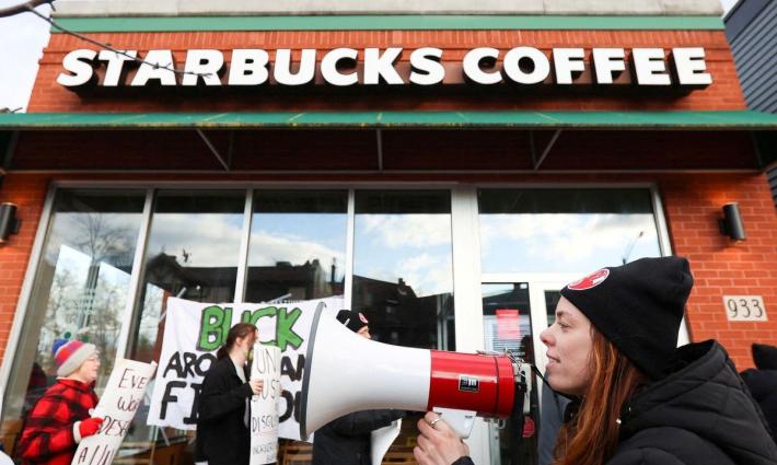 صورة وقفة احتجاجية أمام ستاربكس