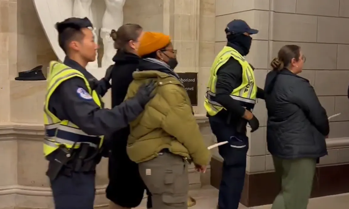 صورة قمع لشرطة الأمريكية تقمع فعالية اقتحام الكونغرس