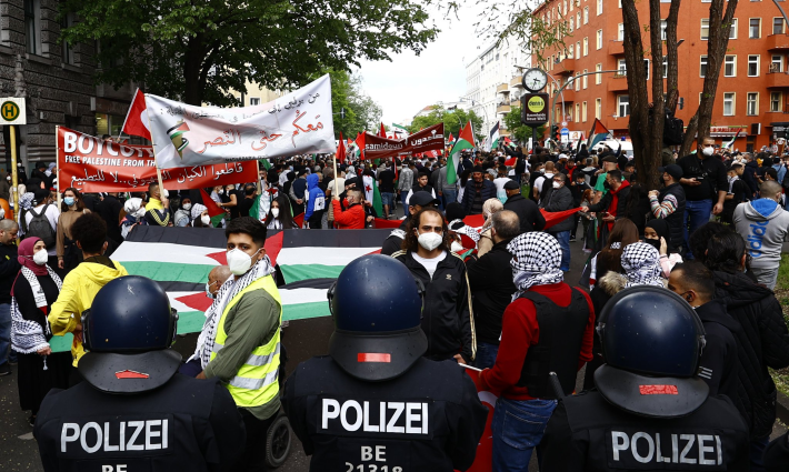 صورة قمع مظاهرة مؤيدة لفلسطين في برلين