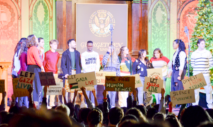 صورة لطلاب جورج تاون يحتجون من أجل العدالة في فلسطين