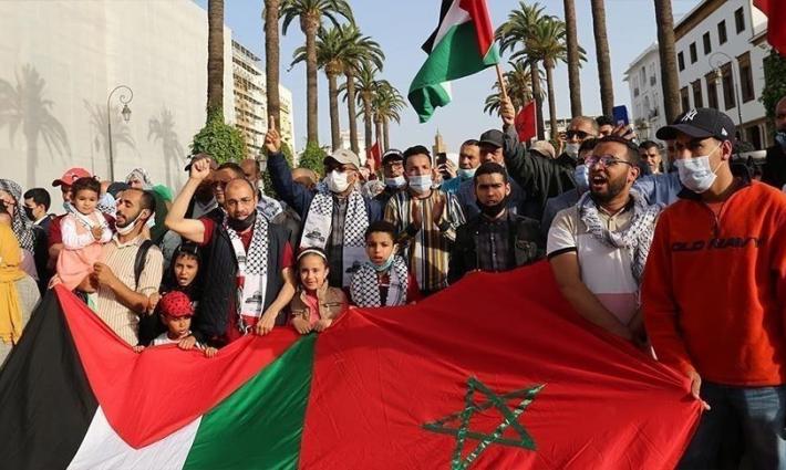 صورة مغربيون يحتجون أمام البرلمان