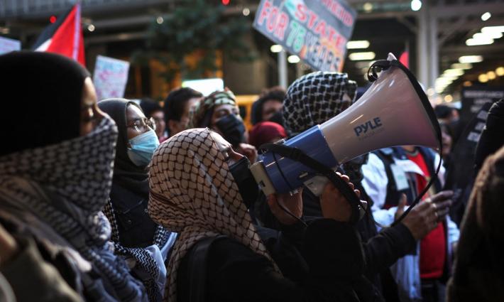 صورة لمظاهرة داعمة لفلسطين ولوقف الحرب في غزة