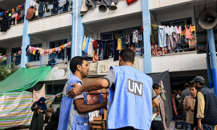 موظفون من الأونروا في مدرسة مزدحمة بالنازحين