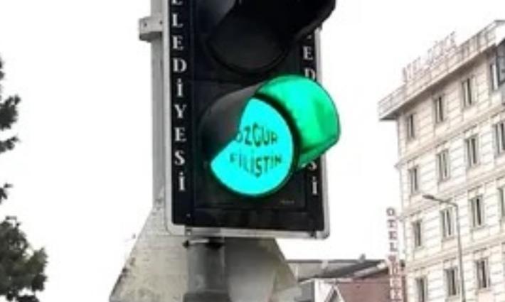 صورة إشارة ضوئية تحمل شعار "فلسطين حرة"