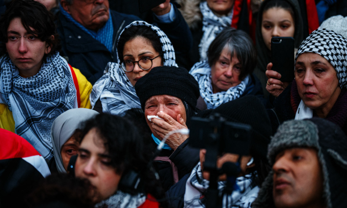 صورة نساء يبكين خلال مظاهرة في فرنسا