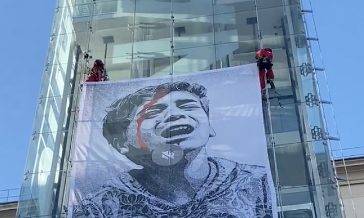 صورة للافتة المعلقة في مدريد