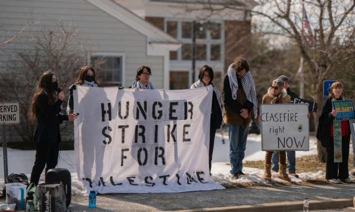 طلاب جامعة دارتموث المضربين عن الطعام