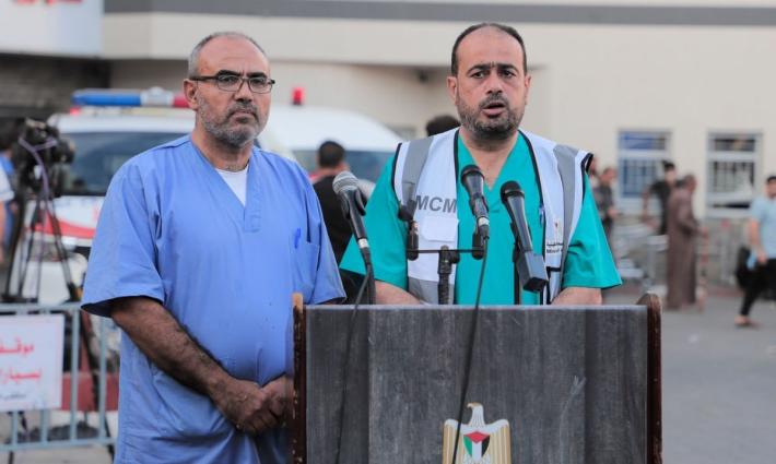 الطبيب محمد أبو سلمية برفقة طبيب آخر في قطاع غزة