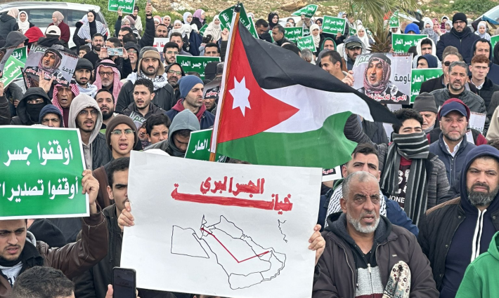 صورة لمظاهرة في الأردن لإيقاف الجسر البري