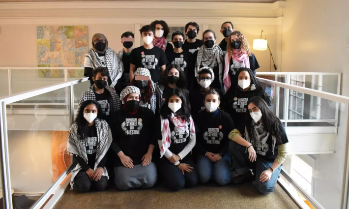 طلاب جامعة براون خلال إعلانهم عن بدئهم الإضراب عن الطعام