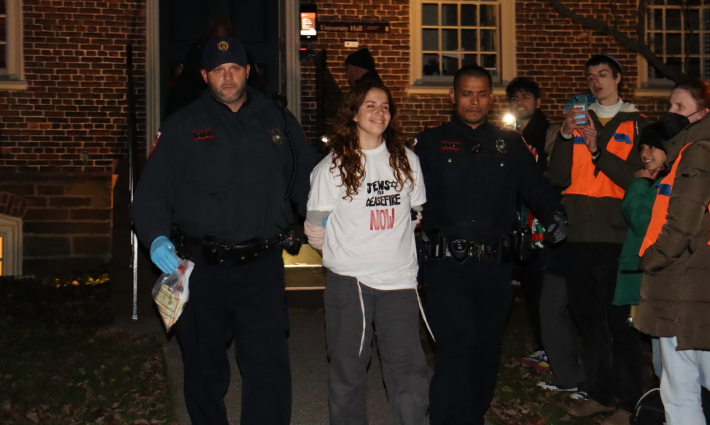 طالبة من طلاب براون الذين تم اعتقالهم