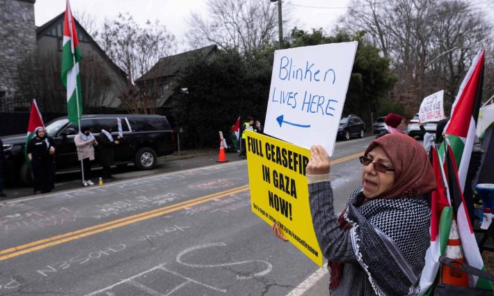 من مكان الاعتصام أمام منزل بلينكن