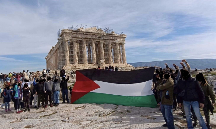 رفع علم فلسطين في القمة الأثرية في أثينا (الأكروبوليس)