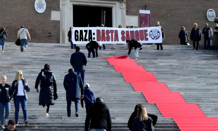 صورة احتجاج أمام كنيسة سانتا ماريا
