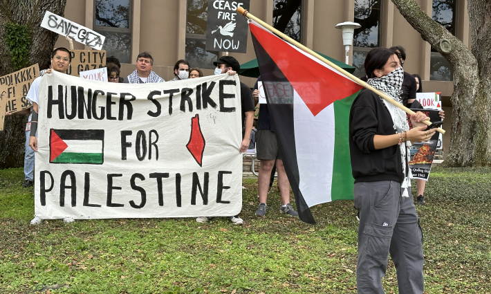 طلاب جامعة جنوب فلوريدا في مسيرة قبيل البدء بالإضراب عن الطعام