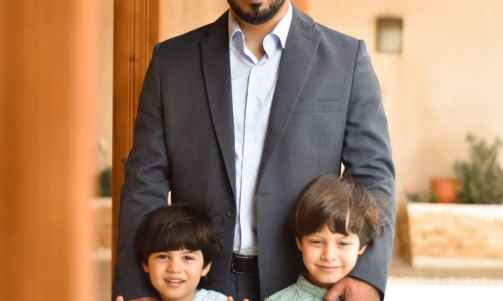 صورة مؤيد الخطيب برفقة أطفاله