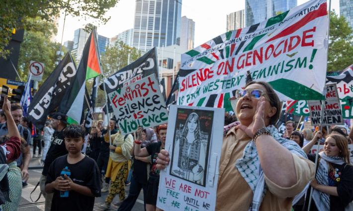 متظاهرات في ملبورن خلال مسيرة احتجاجية بمناسبة يوم المرأة العالمي