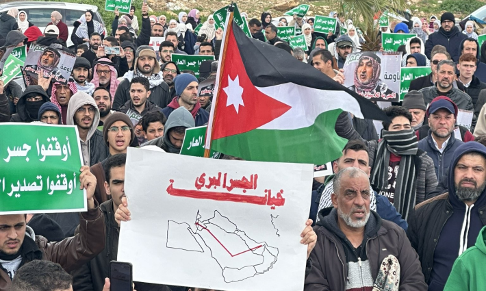 مظاهرة داعمة لفلسطين في الأردن حول الجسر البري