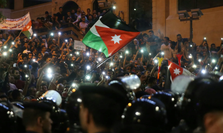 مظاهرات الشباب الأردني أمام سفارة العدو الإسرائيلي