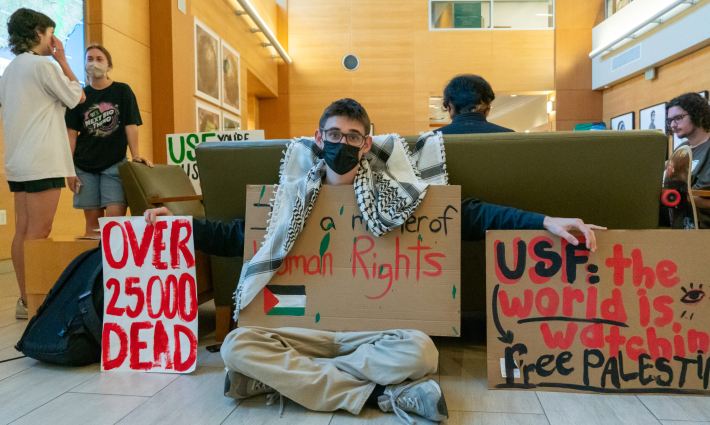 طالب من الطلاب المضربين عن الطعام في جامعة جنوب فلوريدا