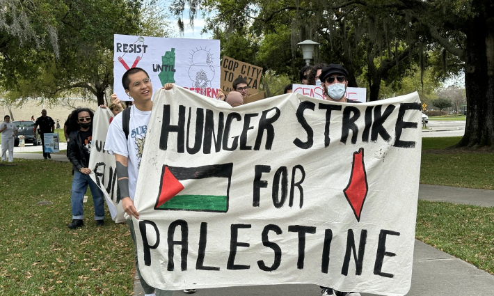 طلاب جامعة جنوب فلوريدا في مسيرة قبيل البدء بالإضراب عن الطعام