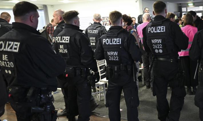 السلطات الألمانية تتحدى مؤيدي فلسطين وتقمع مؤتمرًا تضامنيًا