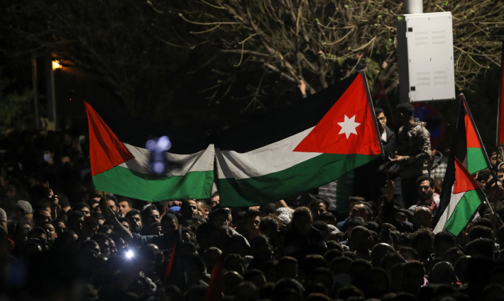 مظاهرات الشباب الأردني أمام سفارة العدو الإسرائيلي