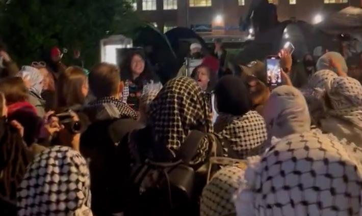 مظاهرة طلابية في المخيم التضامني الداعم لغزة