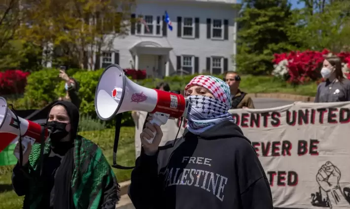 طلاب “الجامعة الأمريكية” يتظاهرون للمطالبة بسحب الاستثمارات