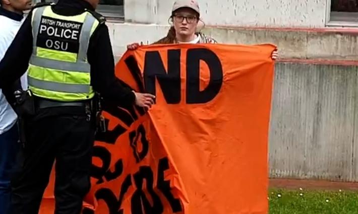 استهداف وزارة الدفاع البريطانية من قبل "حركة فلسطين و "يوث ديماند"