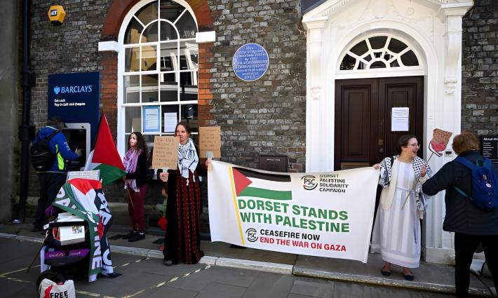 من أمام بنك باركليز