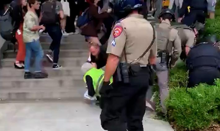 قمع عناصر الشرطة الأمريكية لطلبة الجامعة