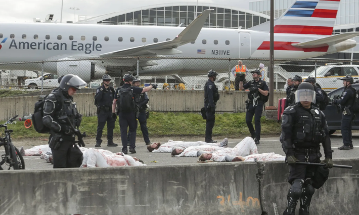 أمريكيون لأجل فلسطين يعرقلون الجسور ويغلقون طرقًا حيوية