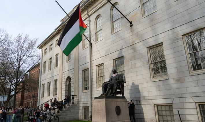 رفع العلم الفلسطيني في جامعة هارفارد