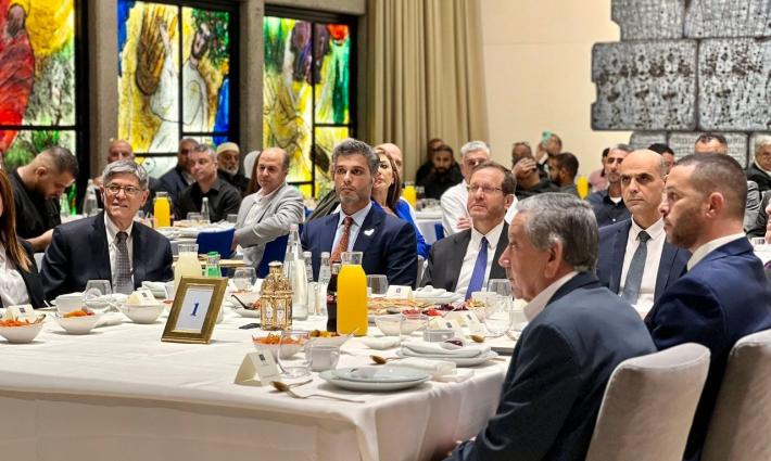 فير كيان إمارات العار في “تل أبيب”، في ضيافة رئيس كيان الإبادة الجماعية