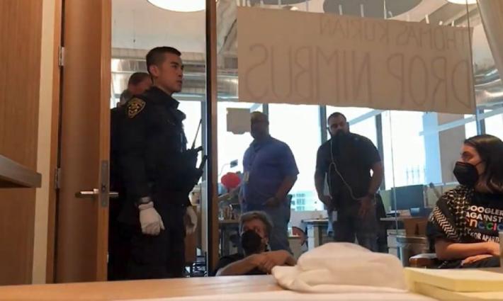 شركة “جوجل” تستدعي الشرطة الأمريكية لاعتقال موظفيها الذين أعلنوا الاعتصام المفتوح في مكتب الرئيس التنفيذي