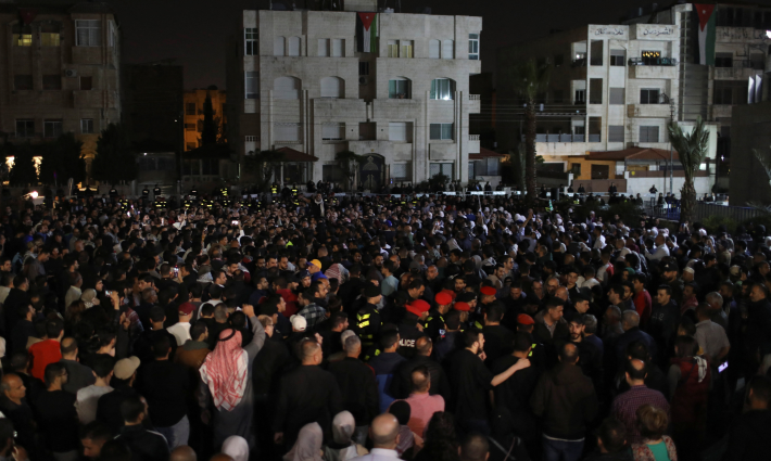 صورة من مظاهرات الأردن أمام سفارة الاحتلال الإسرائيلي