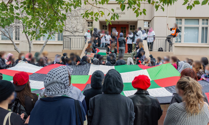 طلاب بيترز يحشدون ضد دفع الرسوم