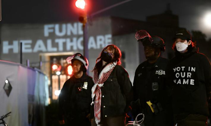 اعتقال فتاة خلال حصار منزل زعيم الجمهوريين