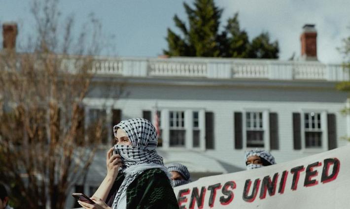 “طلاب من أجل العدالة” تتظاهر في الجامعة الأمريكية بواشنطن