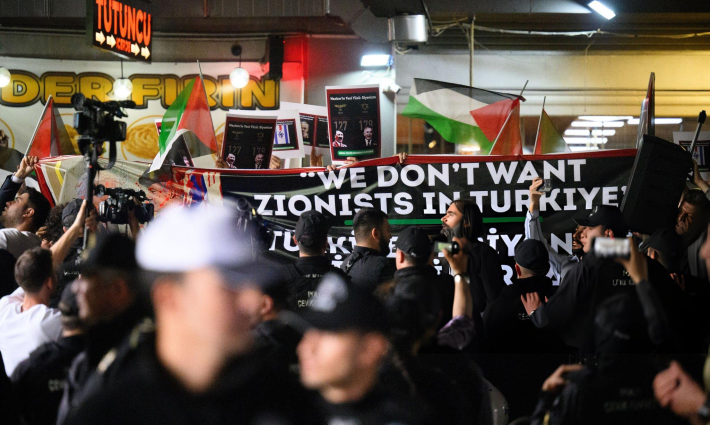 طلاب جامعة أنقرة يتظاهرون ضد زيارة الرئيس الألماني