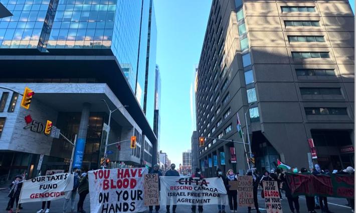 متضامنون يغلقون الطريق أمام شركة تنمية الصادرات الكندية