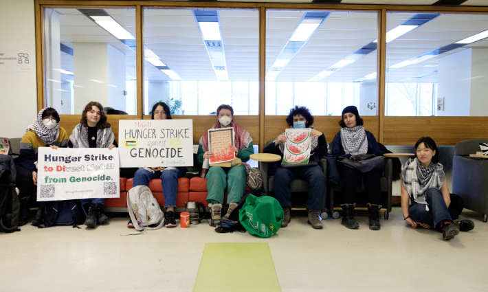 طلاب من جامعة ماكجيل المضربين عن الطعام