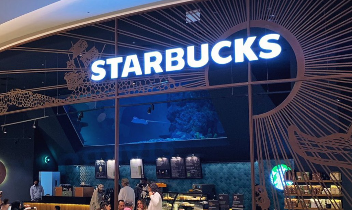 مقهى “ستاربكس” يخلي مكانه في “مسقط مول” بالعاصمة العُمانية